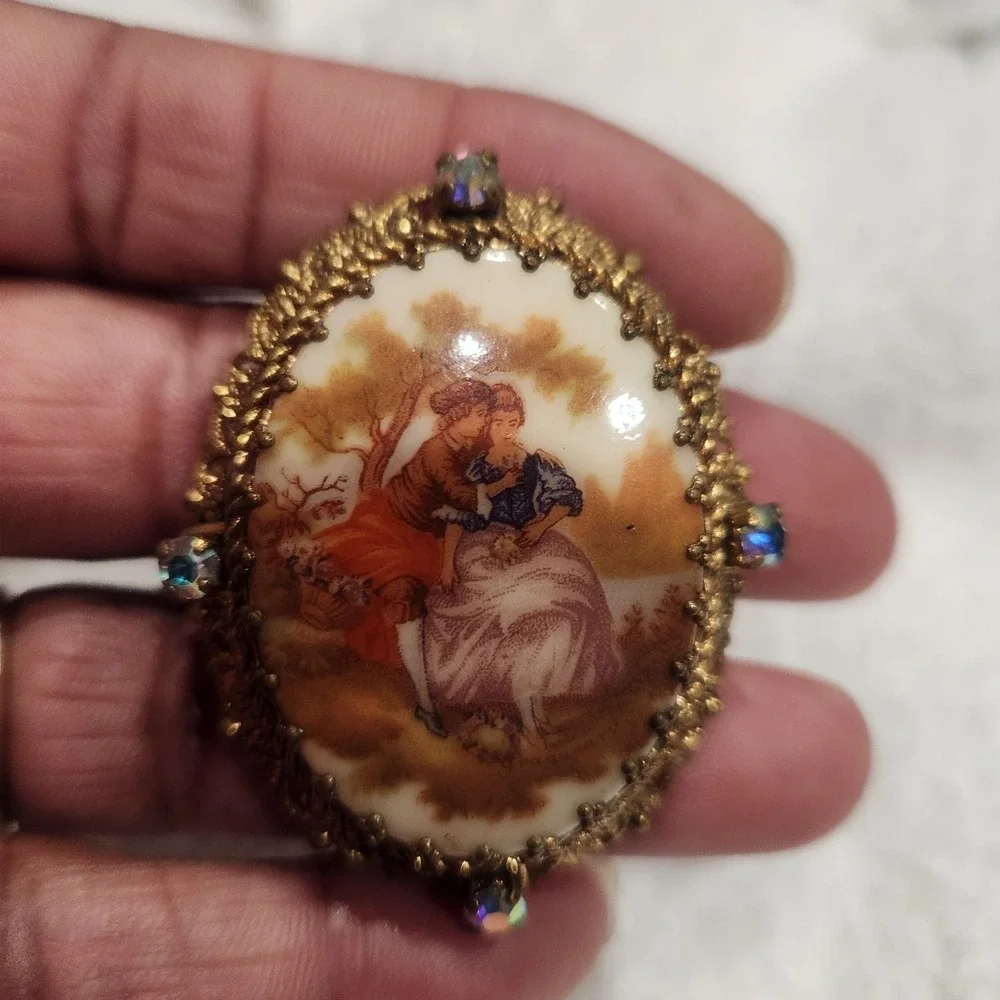 Vintage Fragonard Courting Couple Cameo Brooch Gold Tone AB Rhinestone Filigree‎